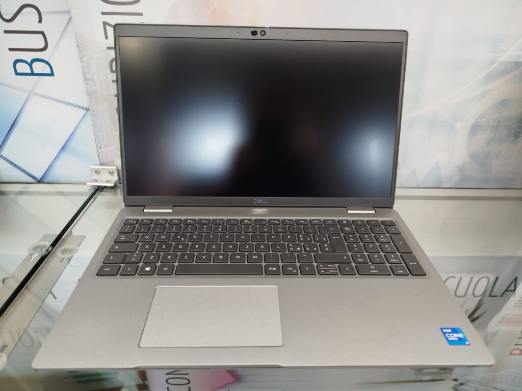 Laptop Dell Latitude 5520 / i7 / RAM 16 GB / SSD / 15,6″ FHD